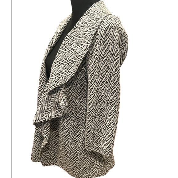 Calvin Klein women's blazer EUC in a black and white print, designed, size 4P. - Picture 3 of 9